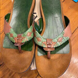Array Women size 11 Palmetto Green Thong Leather Sandal -Like new, in box